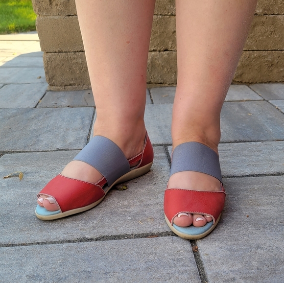 Cloud Sandals (Size 36) - Picture 2 of 3